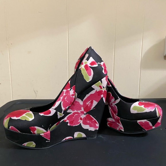 Floral Platform Wedges - Picture 2 of 3